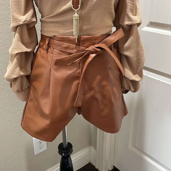 Stylish Tan Off-Shoulder Top and Brown Shorts Set - Picture 2 of 2